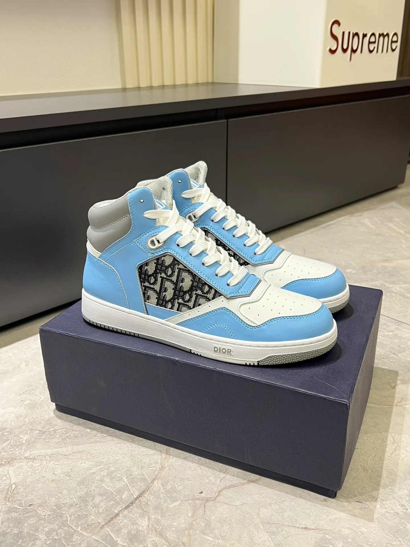 Men's shoes 💰p460 "Dio*" mid-top B27 casual sneakers. This B27 high-top sneaker is a new product in the series and continues Di*r's classic style. Crafted from gray and white smooth calf leather with beige and black Oblique print panels on the sides. The "CD Icon" shaped shoelace eyelets are clever and delicate, and the two-color rubber sole, rear collar and heel are all equipped with the brand's iconic details to enhance the style. Oblique printed straps at the ankle allow for an adjustable fit to complement the overall design. Fashionable and versatile, it can complement any look. Create an exquisite design with unique dynamic vitality and modern atmosphere, presented in low-top and high-top styles. This new must-have shoe adds a new dimension to Dior's archive heritage, embodying modern elegance. Purchase the original version and make it 1:1. If you need top quality, please come to me! Male 38-44!
